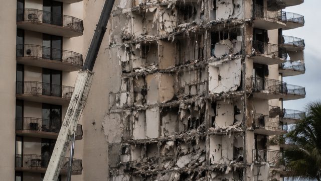Understanding the Gradual Collapse of Florida's Champlain Towers | lagu sponsor mizone, place303, sl